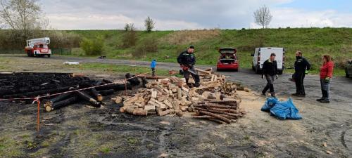 výpomoc kolegům ze Zbýšova při stavbě druhé vatry (po žhářském zničení původní)