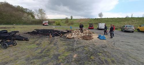 výpomoc kolegům ze Zbýšova při stavbě druhé vatry (po žhářském zničení původní)