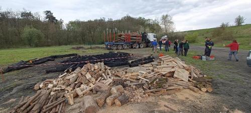 výpomoc kolegům ze Zbýšova při stavbě druhé vatry (po žhářském zničení původní)