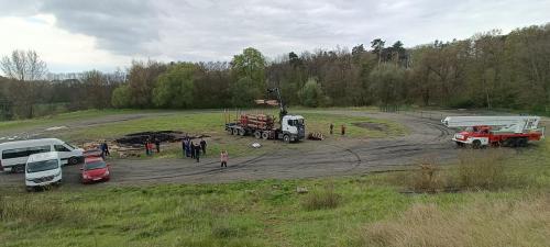 výpomoc kolegům ze Zbýšova při stavbě druhé vatry (po žhářském zničení původní)