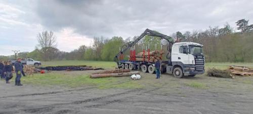 výpomoc kolegům ze Zbýšova při stavbě druhé vatry (po žhářském zničení původní)