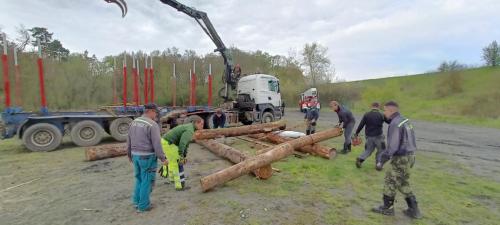 výpomoc kolegům ze Zbýšova při stavbě druhé vatry (po žhářském zničení původní)