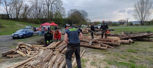 výpomoc kolegům ze Zbýšova při stavbě druhé vatry (po žhářském zničení původní)