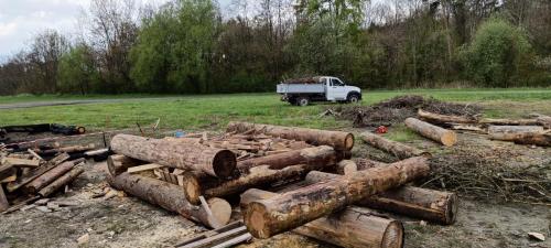 výpomoc kolegům ze Zbýšova při stavbě druhé vatry (po žhářském zničení původní)