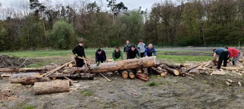 výpomoc kolegům ze Zbýšova při stavbě druhé vatry (po žhářském zničení původní)