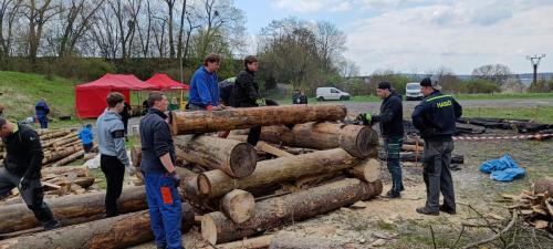 výpomoc kolegům ze Zbýšova při stavbě druhé vatry (po žhářském zničení původní)