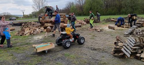výpomoc kolegům ze Zbýšova při stavbě druhé vatry (po žhářském zničení původní)