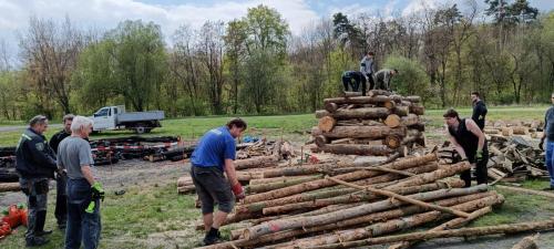 výpomoc kolegům ze Zbýšova při stavbě druhé vatry (po žhářském zničení původní)