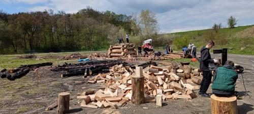 výpomoc kolegům ze Zbýšova při stavbě druhé vatry (po žhářském zničení původní)