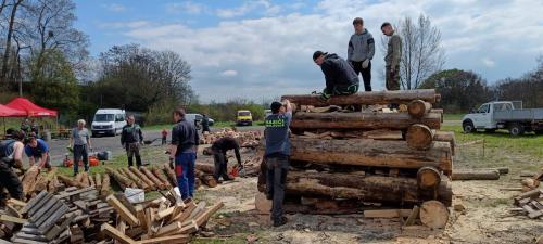 výpomoc kolegům ze Zbýšova při stavbě druhé vatry (po žhářském zničení původní)