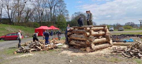 výpomoc kolegům ze Zbýšova při stavbě druhé vatry (po žhářském zničení původní)